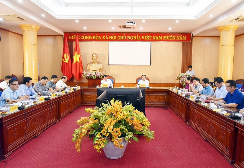 Buổi làm việc ngày 10/11/2014, giữa lãnh đạo tỉnh Cao Bằng và Bắc Kạn về nghiên cứu tiền khả thi Dự án đầu tư xây dựng tuyến đường cao tốc Bắc Kạn - Cao Bằng. (Ảnh: Báo Bắc Kạn).