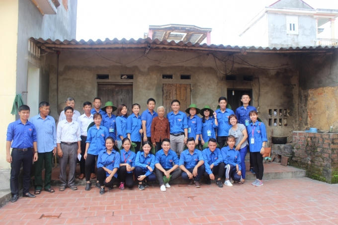 Đ/c Nguyễn Văn Tạo phó bí thư Đoàn trường cùng với đội tình nguyện thăm hỏi, động viên, trao quà cho các gia đình chính sách trên địa bàn xã. Ảnh Xị Nguyễn