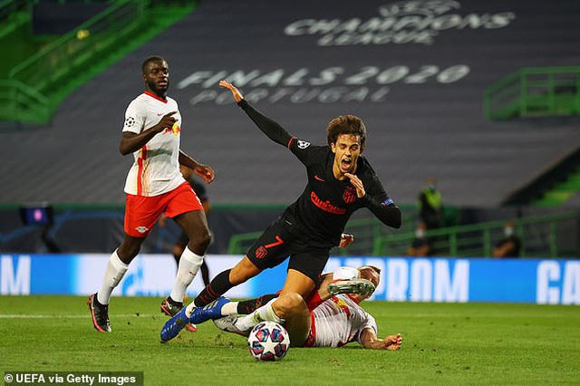 Joao Felix bị đốn ngã trong vòng cấm