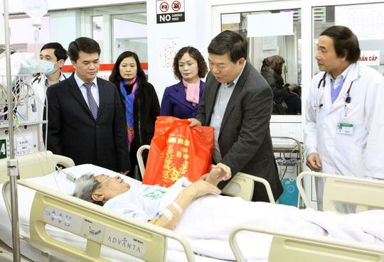 Tết 2018, lãnh đạo Bệnh viện Bạch Mai tiếp tục duy trì hoạt động thăm hỏi người bệnh ăn Tết tại bệnh viện