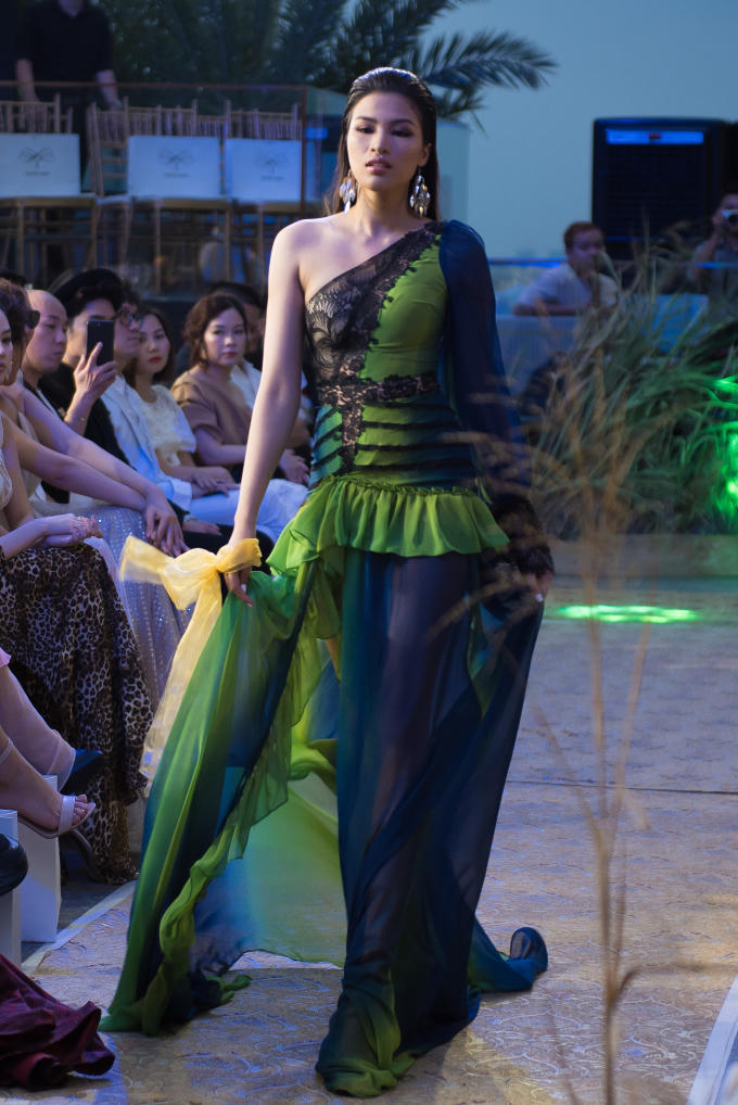 Những bước catwalk uyển chuyển, gương mặt đầy thần thái của Nguyễn Thị Thành khi vừa xuất hiện nhận được nhiều lời khen ngợi từ các khách mời và khán giả phía dưới.