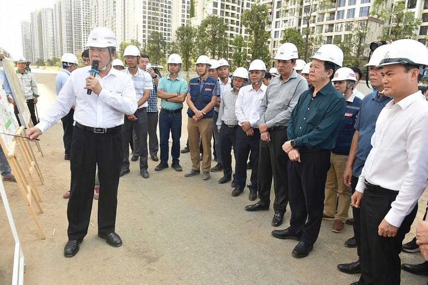 Phó Thủ tướng Mai Văn Chính kiểm tra, nghe báo cáo tình hình thực hiện Dự án tại Km17 thuộc gói thầu XL3, dự án thành phần 1, TPHCM. Ảnh: VGP