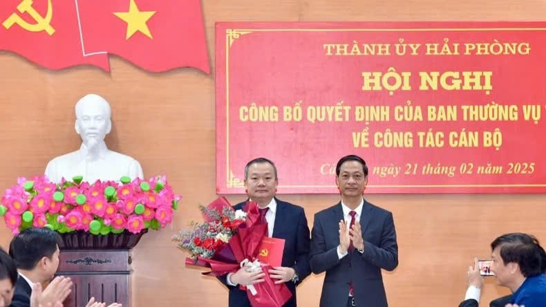 Ông Đỗ Mạnh Hiến, Phó Bí thư Thường trực Thành ủy Hải Phòng trao quyết định điều động và chỉ định tân Phó Bí thư Huyện ủy Cát Hải Phan Viết Điện.