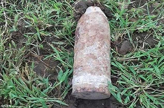 Cảnh sát Ấn Độ liều mình vác bom chạy bộ 1km để cứu 400 học sinh