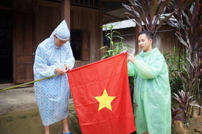 Giúp bà con cắm những lá cờ trên nhóc...