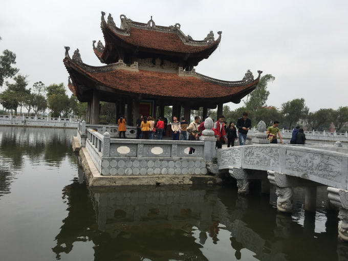 Nhà Thủ Đình giữa hồ bán nguyệt trong khu di tích Đền Đô.