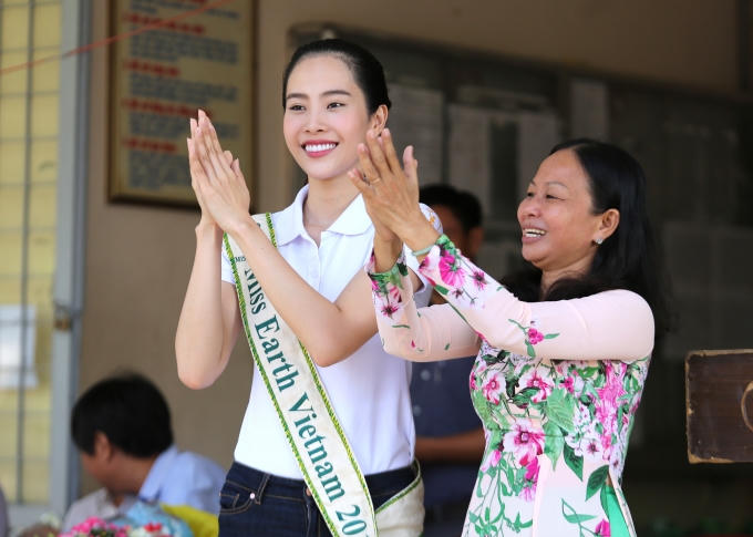 Hoa khôi Nam Em giản dị về thăm trường cũ