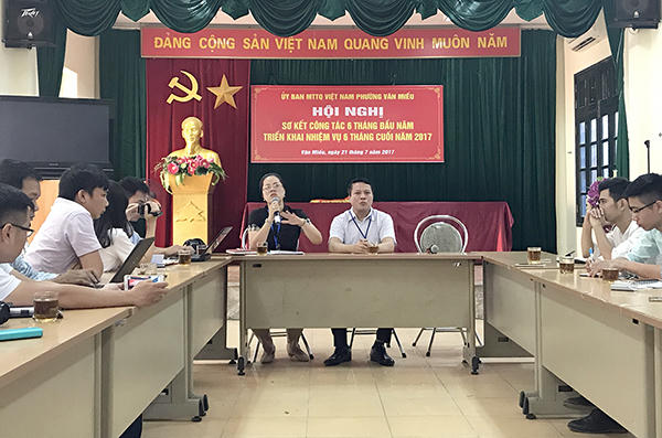 Lãnh đạo UBND phường Văn Miếu chia sẻ thông tin vụ việc với báo chí sáng 26/7. (Ảnh Dân trí)