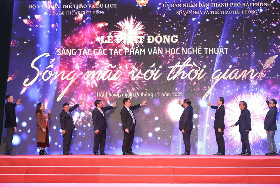 Các đại biểu nhấn nút phát động sáng tác các tác phẩm văn học nghệ thuật