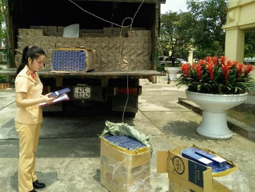 Lực lượng chức năng đang tiến hành kiểm tra tang vật.