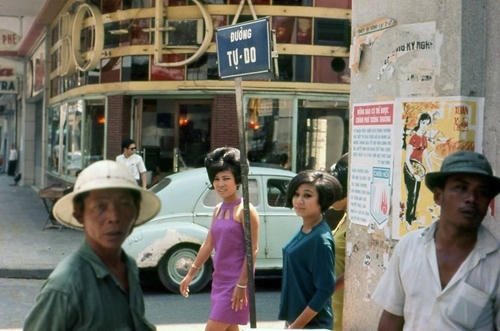 Kiểu tóc ngắn bồng bềnh là mốt thời đó.