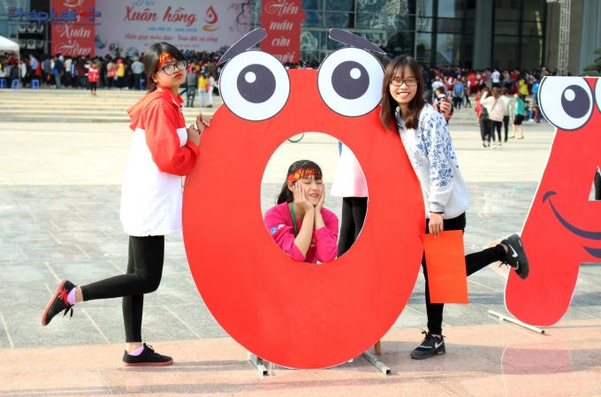 Chụp hình lưu niệm với các "biểu tượng" nhóm máu.