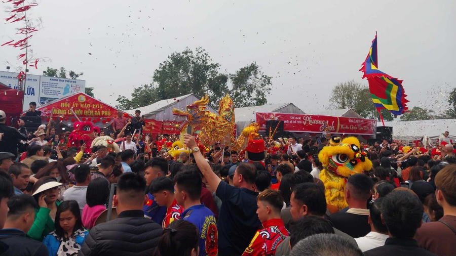 Lễ hội đền Kỳ Cùng - Tả Phủ năm nay thu hút hàng trăm nghìn lượt người tham gia.