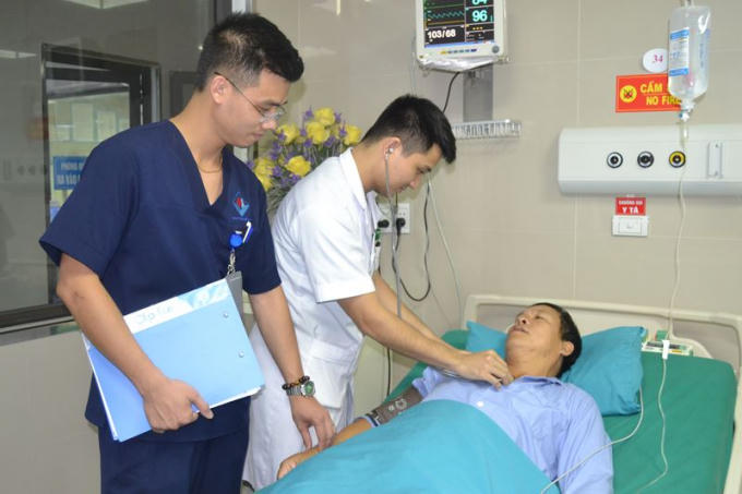 Bác sỹ thăm khám cho bệnh nhân tại Khoa Hồi sức cấp cứu.