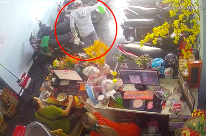 Hình ảnh P đổ đốt quán games được camera ghi lại.