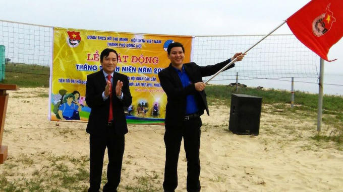 Ông Hà Quốc Phong (Trái) bị điều chuyển công tác vì có dư luận không tốt liên quan đến vợ và con trai.