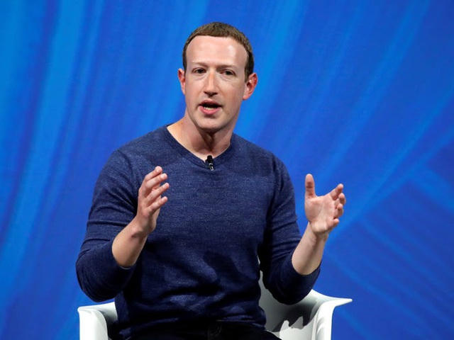 Giống như nhiều người nổi tiếng ở thung lũng Silicon, tỷ phú Zuckerberg không ăn vận những bộ vest hào nhoáng mà vẫn đơn giản với quần jean và áo phông. Tuy nhiên, giá của chúng đều lên tới hàng trăm, thậm chí hàng ngàn USD (Ảnh: Reuters).