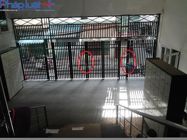Một chiếc cổng của tòa nhà bị bịt kín và gắn niêm phong.