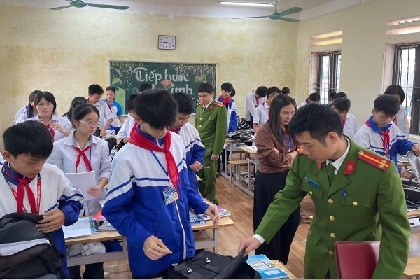 Công an xã tiến hành kiểm tra đột xuất và tuyên truyền pháp luật tại trường Tiểu học và THCS Tân Tiến xã Tiên La.