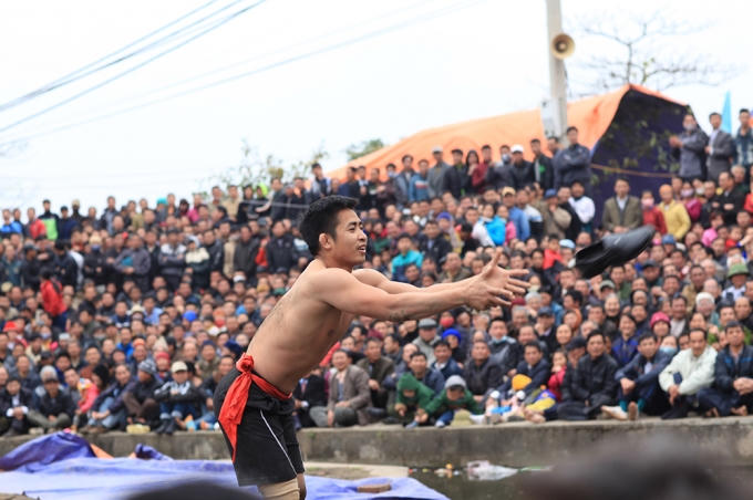 " chuyển séc qua giày"