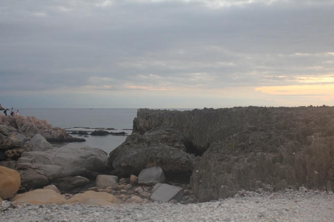 Rời Vĩnh Hy, du khách tiếp tục đến với Hang Rái, nơi được tạo nên bởi một bên là núi chúa, một bên là  biển xanh sóng vỗ rì rào đùa giỡn trên các mỏm đá. Đây cũng là nơi có bãi san hô kéo dài hàng cây số và  đẹp nhất vùng.