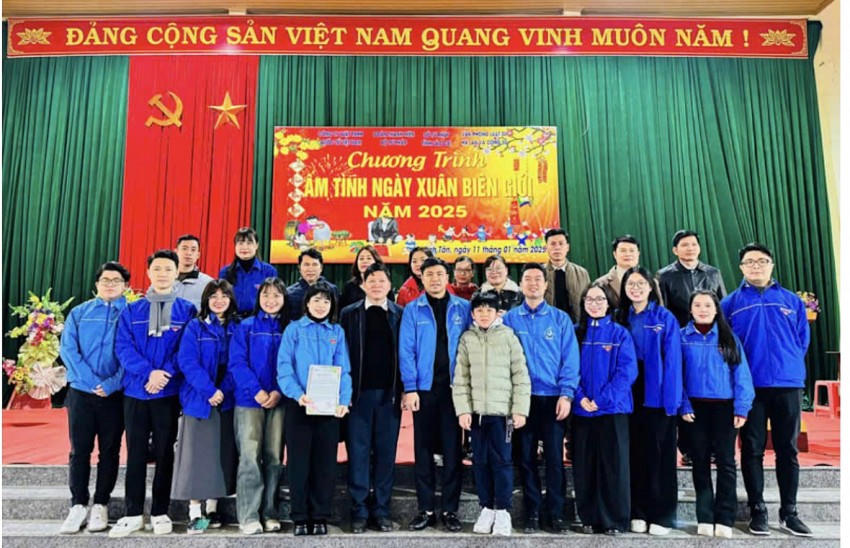 Đoàn Thanh niên Bộ Tư pháp tổ chức chương trình thăm, tặng quà tết nhân dân và các cháu học sinh nghèo xã Minh Tân.