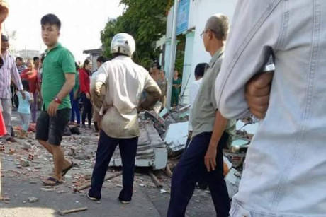 Lúc xảy ra vụ sập ban công, có nhiều người ở địa phương đã chạy tới cứu giúp những người gặp nạn.Tuy nhiên, các nhân chứng cho biết 3 phụ nữ tử vong không kịp lên tiếng cầu cứu.