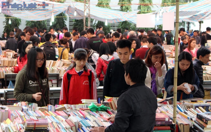 Ở Chợ phiên sách cũ có hàng tấn sách được bán ra. (Ảnh: Đức Biên)
