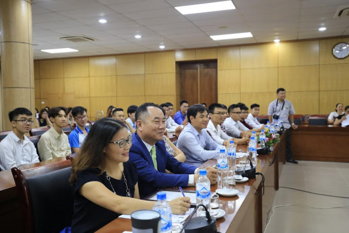 Tham dự buổi lễ trao học bổng có đại diện của trường ĐHBK Hà Nội, Giám đốc công ty TNHH Điện lực AES-TKV Mông Dương, đại diện Trung tâm Giáo dục và Phát triển và các bạn học sinh.