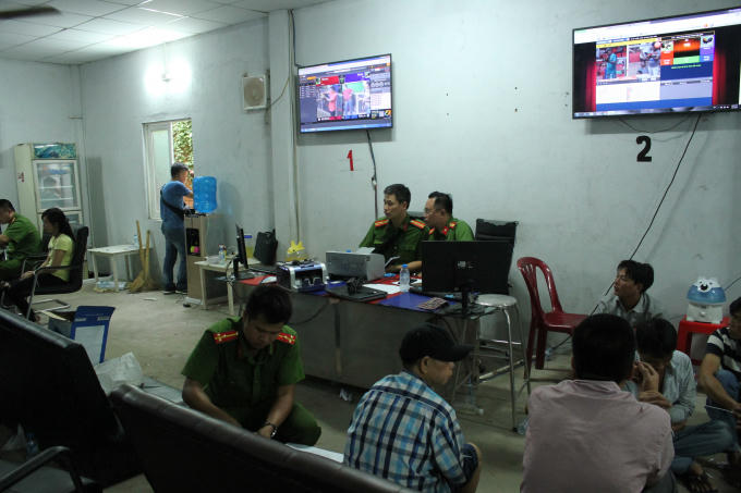 Hai màn hình được lắp đặt để cá cược đá gà trực tuyến.