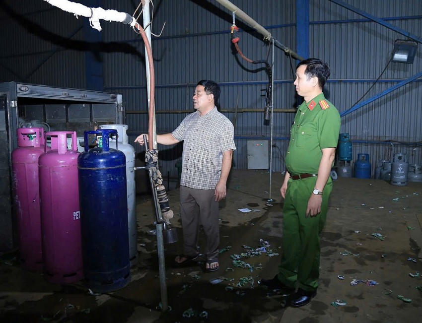 Công an tạm giữ nhiều đồ vật, phương tiện để xác minh, làm rõ.