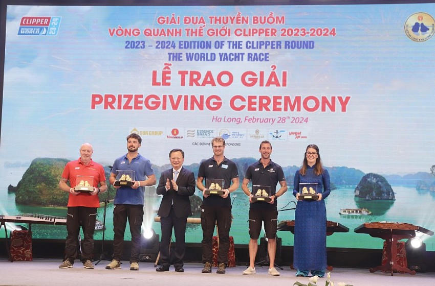 Lãnh đạo tỉnh Quảng Ninh tặng quà lưu niệm cho đại diện Ban Tổ chức Clipper Race và thuyền trưởng các đội đua.
