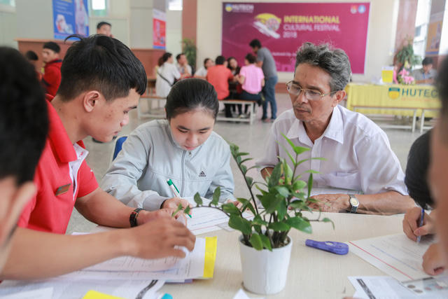 Thí sinh và phụ huynh đăng ký hồ sở xét tuyển bằng học bạ lớp 12 tại trường ĐH Công nghệ TPHCM.