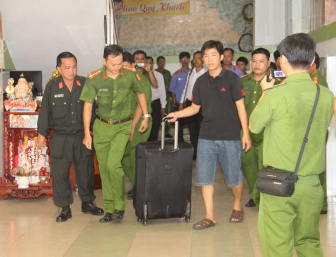 Cao Quốc Phong thực nghiệm hiện trường kéo xác người tình đi phi tang. Ảnh: C.A