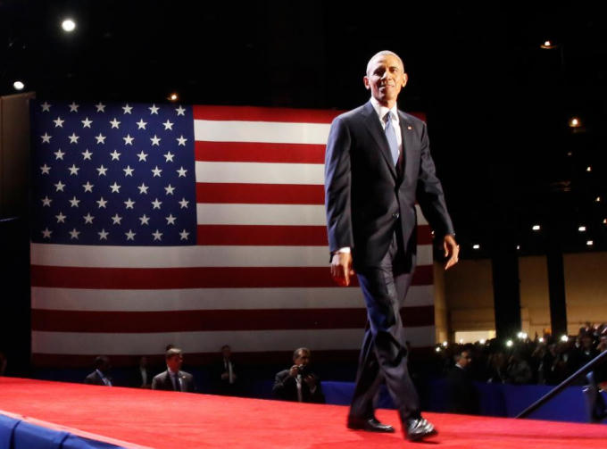 Tổng thống Barack Obama bước lên sân khấu để bắt đầu bài phát biểu từ biệt Nhà Trắng ở Chicago sáng 1/11 (Ảnh: Reuters)