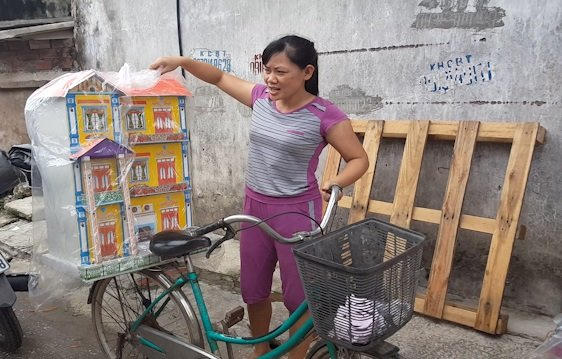 Biệt thự "hạng sang" được chở về bằng xe đạp.