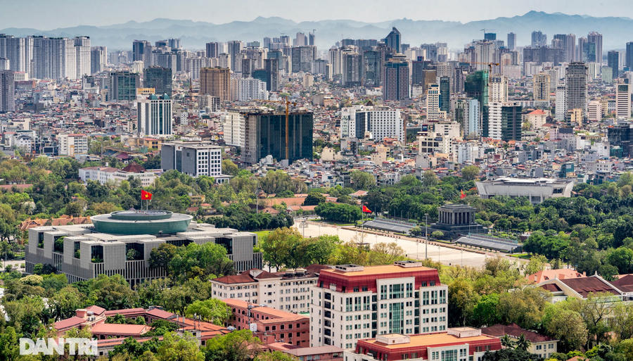 Trung tâm Quảng trường Ba Đình trang nghiêm với Lăng Bác và toà nhà Quốc Hội, phía xa là những khối nhà cao tầng mọc lên san sát thể hiện tốc độ phát triển chóng mặt của một đô thị hiện đại.