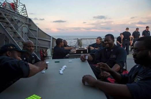 L&iacute;nh thủy tr&ecirc;n t&agrave;u USS John McCain c&acirc;u c&aacute; v&agrave; đ&aacute;nh b&agrave;i tr&ecirc;n boong.