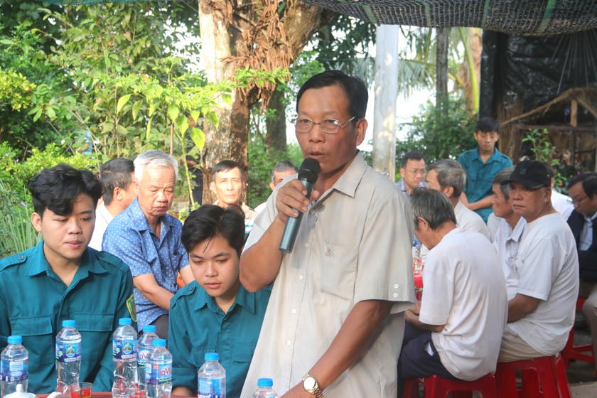 Ông Nguyễn Văn Cường (người dân địa phương) chia sẻ niềm vui có được cầu mới để lưu thông thuận tiện.