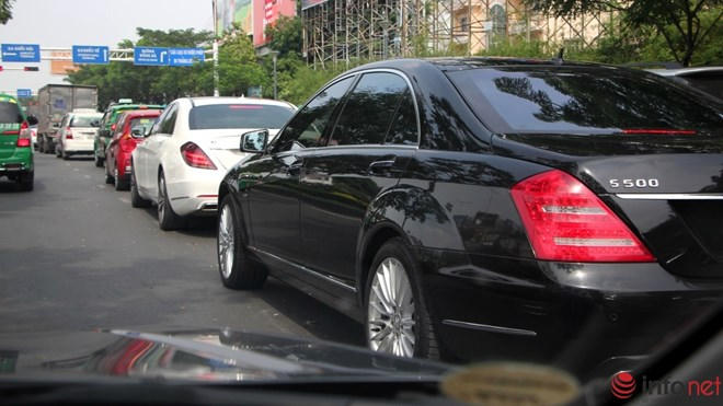 Ô tô nối đuôi nhau xếp hàng dài và nhích từng chút một tại con đường này vào buổi trưa ngày 13/1.