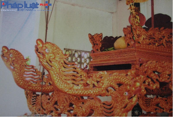 Mỗi một chi tiết trên kiệu đều được trạm khắc tinh sảo.