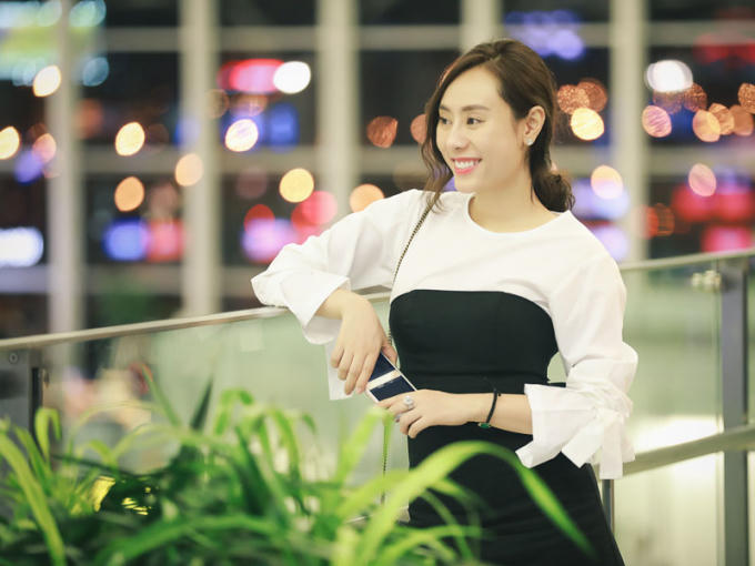 Tại sân bay Nội Bài, Á hậu xuất hiện với vẻ ngoài giản dị nhưng đầy quyến rũ.