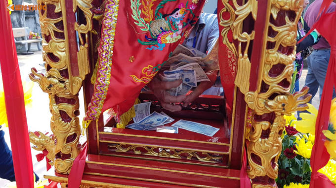 Tiền lẻ sau đó được thu gom đi một nơi khác.