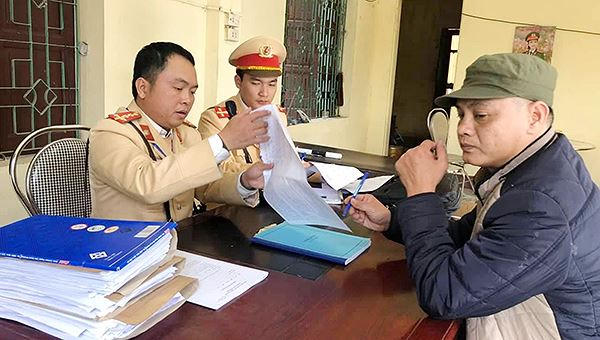 8 tài xế dương tính với chất ma túy vừa được tổ công tác công an Nghệ An phát hiện.