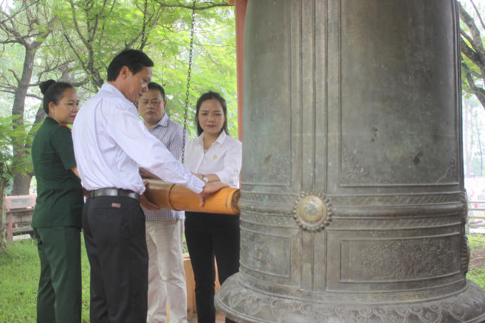 Đại diện lãnh đạo Báo Công lý và các cơ quan, ban ngành tỉnh Quảng Trị lên lễ đài thỉnh 9 tiếng chuông kính báo với anh linh các anh hùng liệt sỹ trong lễ tưởng niệm.