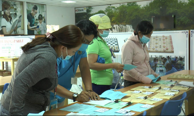 Các công nhân tranh thủ giờ nghỉ trưa đổi, trả vé không về quê ăn Tết.