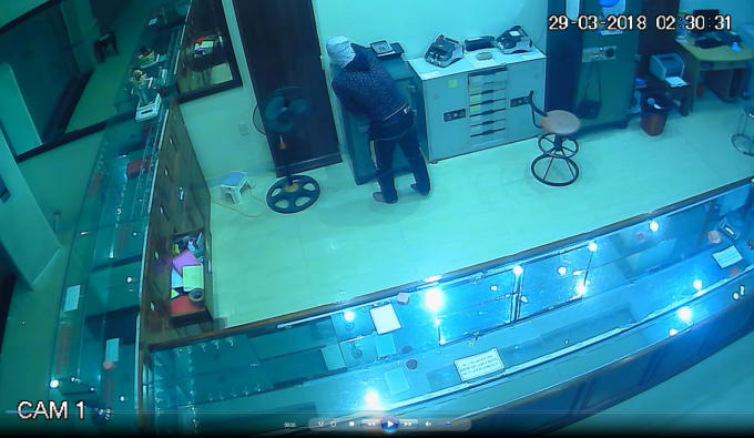 Hình ảnh tên trộm được camera ghi lại.