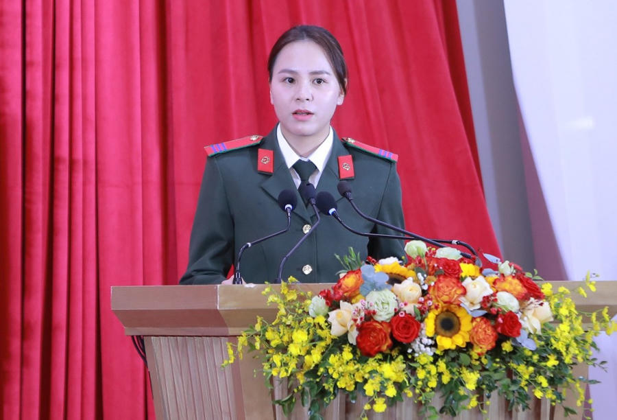 Vận động viên bắn súng Trịnh Thu Vinh đại diện các vận động viên phát biểu tại buổi gặp mặt.