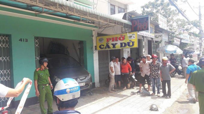 Chiếc xe chỉ dừng lại khi chui gọn vào gian nhà đối diện. (Ảnh: Vietnamnet.vn)