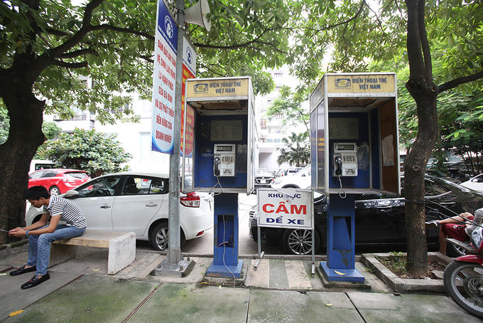 Bốt điện thoại công cộng xuất hiện từ năm 1997, đến năm 2003 toàn quốc có khoảng 11.000 chiếc. Mỗi tuyến phố lớn Hà Nội đều có 1-2 bốt.